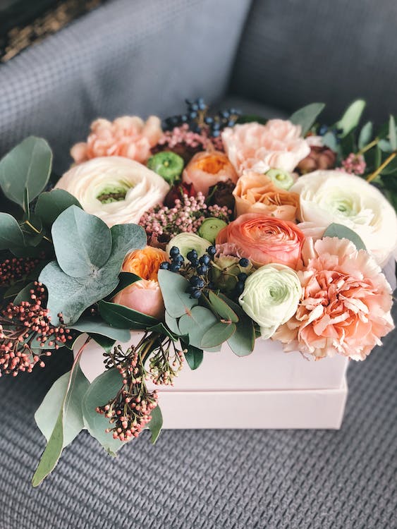 Las cajas para flores han ganado popularidad en Bogotá y en todo el mundo debido a su elegante presentación y la posibilidad de personalización. Algunas de las razones para elegir una caja de flores incluyen: