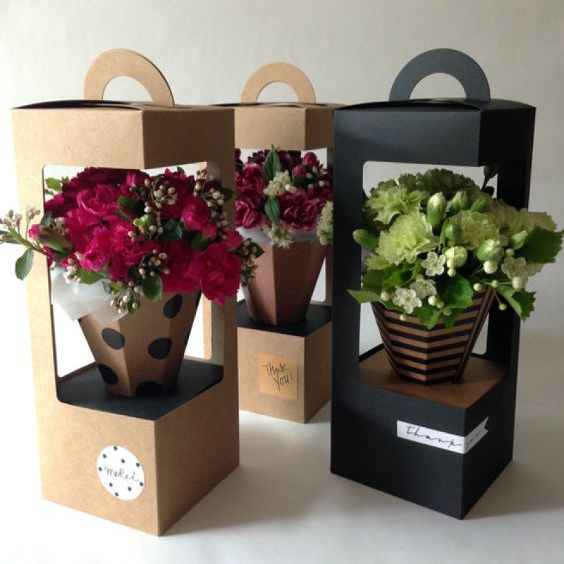 Asegúrate de que los colores de las flores y la caja se adapten al gusto del destinatario y al tema de la ocasión.