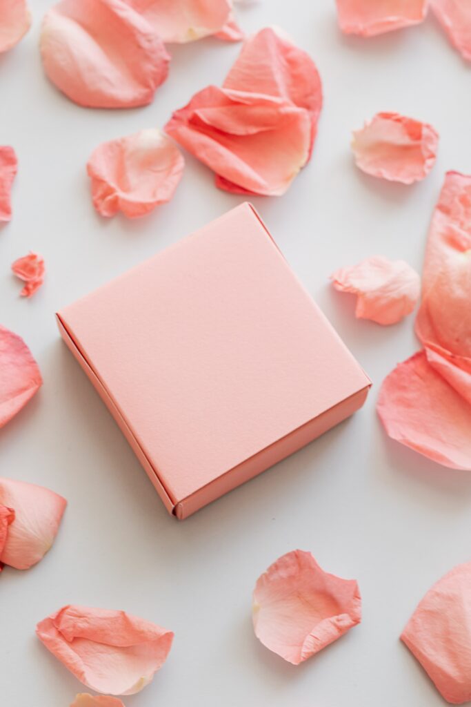 Las cajas para flores desempeñan un papel crucial en la exportación de flores, ya que garantizan que lleguen a su destino en perfectas condiciones. Además de proporcionar protección, estas cajas ofrecen la oportunidad de crear una presentación única y personalizada para tus productos. Cuando busques empaques para flores de alta calidad, recuerda considerar el material, el diseño, el tamaño y la personalización para garantizar que tus flores lleguen con elegancia a cualquier rincón del mundo.