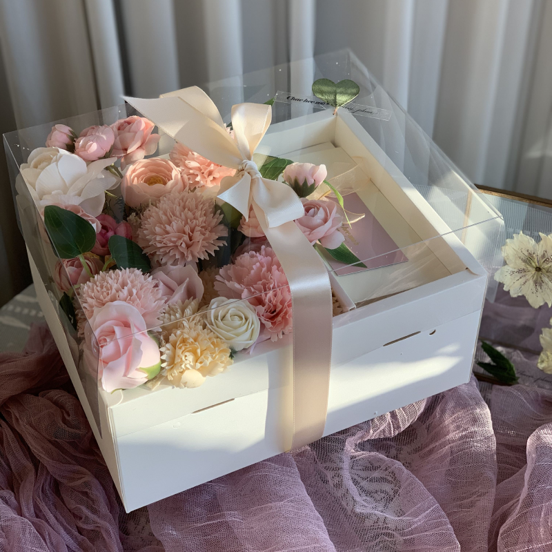 Puedes personalizar tu caja para flores con flores específicas, colores y mensajes especiales para adaptarla a la ocasión y a la persona a la que se la regalas.