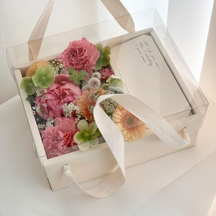 Las cajas para flores suelen estar diseñadas con estilos únicos y materiales de alta calidad, lo que las convierte en un regalo elegante y sofisticado.