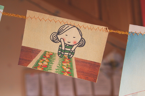 Crea guirnaldas de papel kraft para decorar tus paredes de manera original. Recorta formas, letras o patrones y únelos con hilo o cuerda para formar guirnaldas personalizadas. Puedes pintar o dejar el papel en su tono natural para un estilo más orgánico.
