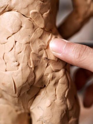 Experimenta con cortes y pliegues para crear esculturas y arte tridimensional. La textura corrugada agrega un elemento visual único, especialmente cuando se ilumina desde diferentes ángulos.