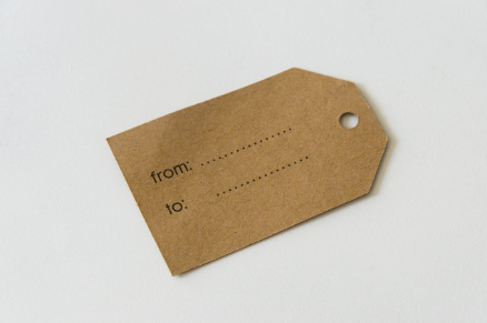 Aprovecha los restos de papel kraft para confeccionar etiquetas y marcadores personalizados. Úsalos para identificar plantas, regalos o como marcadores de página. Agrega detalles con colores, sellos o incluso pequeñas ilustraciones para un toque artístico.