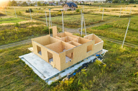 Los materiales de cartón inicialmente concebidos para embalajes resistentes y ecológicos, estos materiales encuentran una segunda vida sorprendente en el sector de la construcción gracias a su reducido costo y facilidad al momento de reciclaje, permitiendo elaborar casas cómodas y económicas.