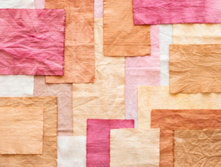 Corta partes de cartón corrugado en formas interesantes y pégalas para crear arte de pared tridimensional. Puedes pintarlos o dejarlos en su estado natural para un efecto rústico.
