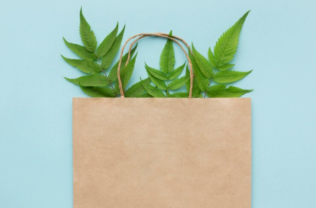 Uno de los mayores atributos del papel kraft es su naturaleza sostenible. Proveniente principalmente de fibras de madera virgen de árboles de rápido crecimiento, su proceso de fabricación minimiza el impacto ambiental. Además, es biodegradable y reciclable, lo que lo convierte en una opción eco-amigable para el envasado y embalaje.