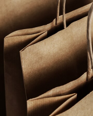El papel kraft no solo es reconocido por su resistencia, sino también por su versatilidad en diferentes aplicaciones. En la actualidad, se utiliza no solo en bolsas y envoltorios, sino también en la fabricación de cartón corrugado, cajas, etiquetas, papel de embalaje y diversos usos industriales. Su adaptabilidad ha hecho del papel kraft un material esencial en la logística y distribución de productos.