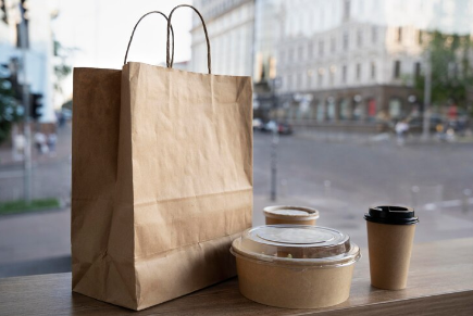 Una de las principales ventajas del papel kraft es su versatilidad puesto que se adapta fácilmente a diferentes tipos de productos, desde alimentos hasta artículos de regalo y productos de consumo. Esto lo convierte en una opción ideal para empresas con una variedad de productos en su línea.