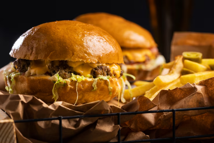 Durante la Burger Master, la demanda de hamburguesas está en su punto más alto, es vital contar con envases duraderos que mantengan la integridad de las hamburguesas durante su consumo. Por suerte para nuestros clientes Codipacsa ofrece una variedad de opciones reconocidas por su resistencia y durabilidad, asegurando que cada producto se proteja en perfectas condiciones.