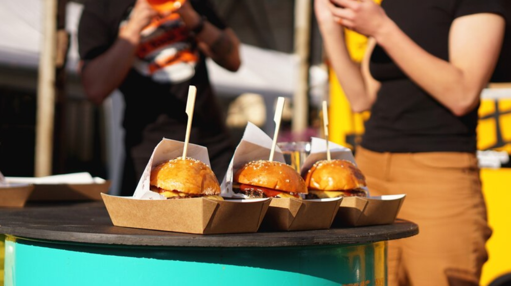 La presentación es otro punto clave en el festival Burger Master, donde la competencia por destacar es intensa. Los envases personalizados de Codipacsa permiten a los restaurantes imprimir su logotipo y diseño distintivo en los envases, ayudando a destacar su marca y atraer la atención de los clientes.