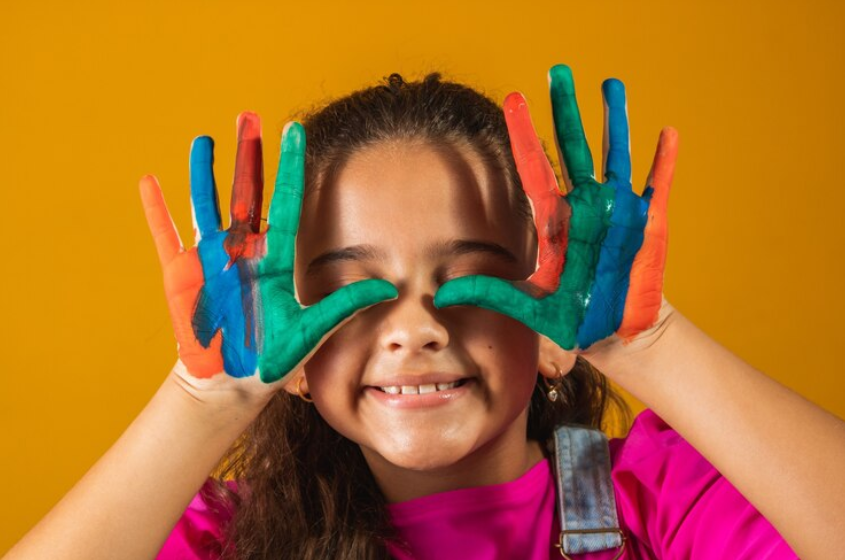 El objetivo de celebración de este día internacional es recordar y concienciar a la gente de que los niños son uno de los grupos más vulnerables, porque son los que más sufren las crisis y problemas en todo el mundo. Por eso en este día recordamos que todos los niños tienen derecho a la salud, la educación y la protección, independientemente de dónde hayan nacido.