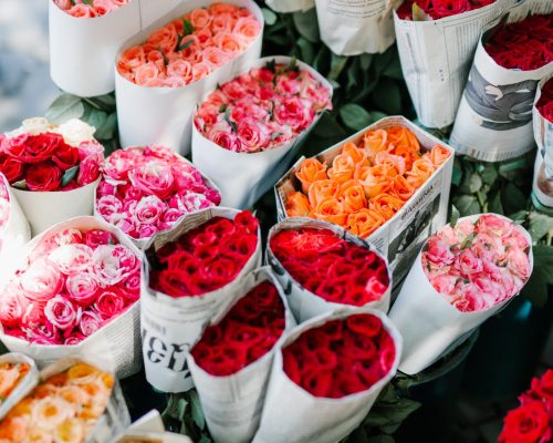 Las cajas para flores no solo protegen, sino que también realzan la presentación de las flores. Una caja bien diseñada y personalizada puede hacer que el regalo sea aún más especial y atractivo.